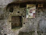 La Roque Saint Christophe-garde manger taillé dans la pierre