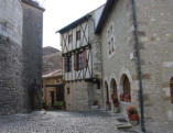 Cordes sur Ciel-maison à pans de bois dans rue pavée