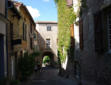 Cordes sur Ciel-porte médiévale en bas de rue pavée