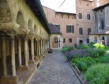 Albi :colonnades et jardin du cloître Saint Salvi