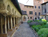 Albi :colonnades et jardin du cloître Saint Salvi