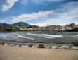 Banyuls-promenade en bord de plage-la ville en arrière plan