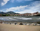 Banyuls-promenade en bord de plage-la ville en arrière plan