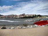 Banyuls-promenade en bord de plage-la ville en arrière plan 2