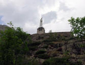 stèle à la vierge sur son rocher aux alentours du site de Gavarnie