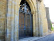 Marciac : église Notre Dame de l'assomption, porche et grille en fer 