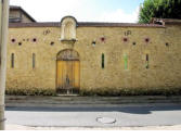 Marciac : mur le long d'une ruelle pavée