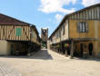 Tillac : rue principale avec maisons à pan de bois et tour médiévale vue 2