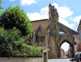 Mirande : église Sainte Marie, arche traversant la rue formant un arc boutant