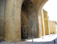 Mirande : église Sainte Marie,grille en fer sous un porche