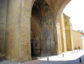 Mirande : église Sainte Marie,grille en fer sous un porche