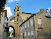 Mirande : église Sainte Marie, rue et arc boutant 