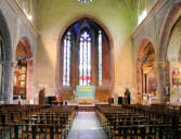 Mirande : église Sainte Marie, la nef avec ses rangées de chaises, le choeur et l'autel