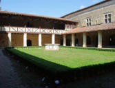 flaran : l'abbaye, son cloître et jardin vue depuis la galerie