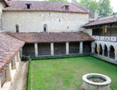 flaran : l'abbaye, son cloître et jardin vue depuis les galeries