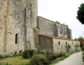 Larresingle :extérieur du château, maisons adossés aux remparts