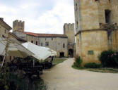 Larresingle : le château, ccommerce dans la cour intérieure