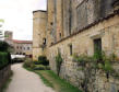 Larressingle : le château, cour intérieure et habitat