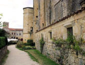 Larresingle : le château, cour intérieure et habitat