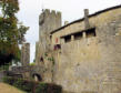 Larressingle :mur d'enceinte à droite de l'entrée du château