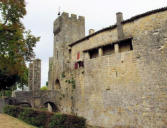 Larresingle :mur d'enceinte à droite de l'entrée du château