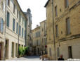 Uzès-en fond de ruelle l'église Saint Etienne