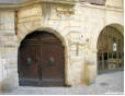 Uzès-porte sous les arcades