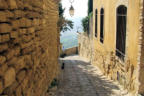 gordes : rue pentue en calades