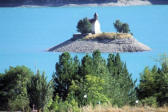 Chapelle Saint Michel sur sa petite ile, au premier plan la forêt