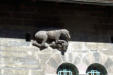 Embrum : sculpture en relief sur la façade