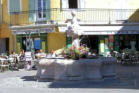Embrum : place Saint Marcellin avec fontaine fleurie