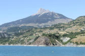 Rivages du lac de Serre Ponçon avec piton rocheux