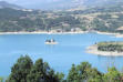 Paysage sur le lac de Serre Ponçon avec la chapelle Saint-Michel 