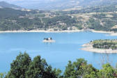 Paysage sur le lac de Serre Ponçon avec la chapelle Saint-Michel 