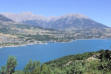 Paysage sur le lac et les montagnes enneigées