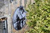 Bonnieux : Photographie des propriétaires sur mur d'habitation