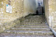 Pernes les Fontaines : escalier pavé