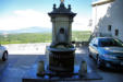Venasque : fontaine devant paysage lointain