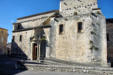Venasque : façade principale de l'église avec le portail