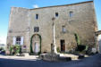 Venasque monument devant maison ancienne