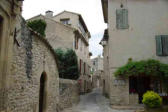 vaison la romaine : ruelle étroite,maisons