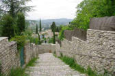 vaison la romaine : rue en escalier descendant