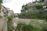 vaison la romaine : pont avec rivière et village