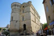 gordes : château au milieu du village