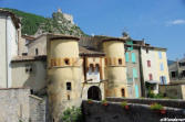 entrevaux : entrée de la citadelle par le pont