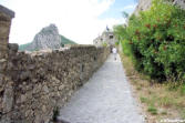 entrevaux : remparts et début de la montée vers la citadelle haute