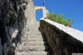 entrevaux : escalier pierre vers le sommet de la citadelle