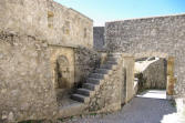 sisteron : intérieur de la citadelle, remparts, escalier