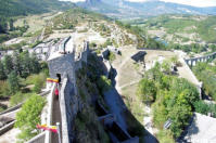 sisteron : la citadelle, chemin de ronde et donjon