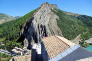 sisteron : toits de la citadelle face au piton rocheux